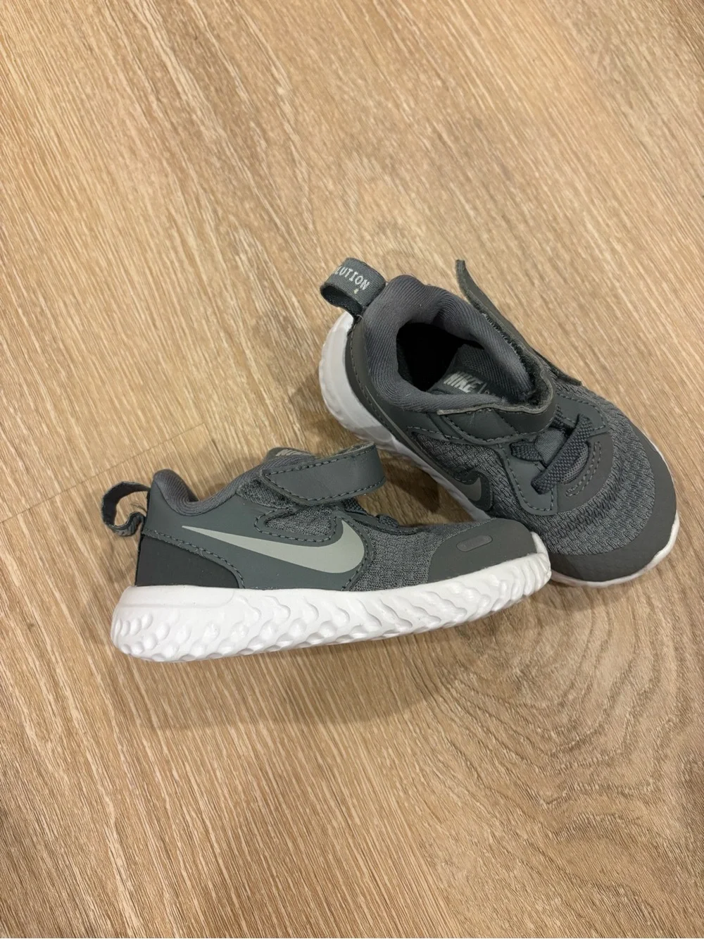 Nike Boys Gray Lightweight Sneaker White Sole 5.5 Like New